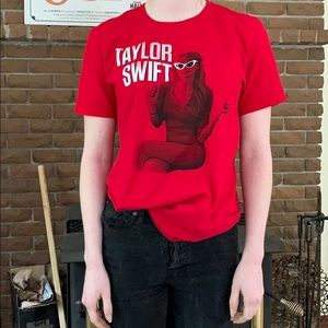 📌 Taylor Swift Red Tour 2013 Concert Shirt